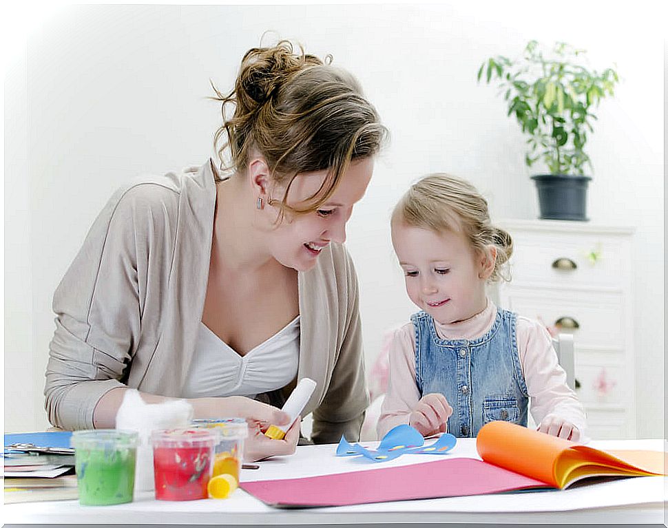 Mother and daughter doing crafts, one of the activities that reinforce the relationship between parents and children.