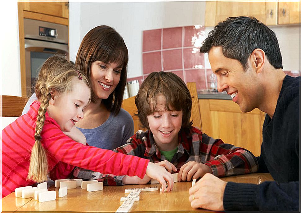 Family playing board games, one of the practices that reinforce the relationship between parents and children.