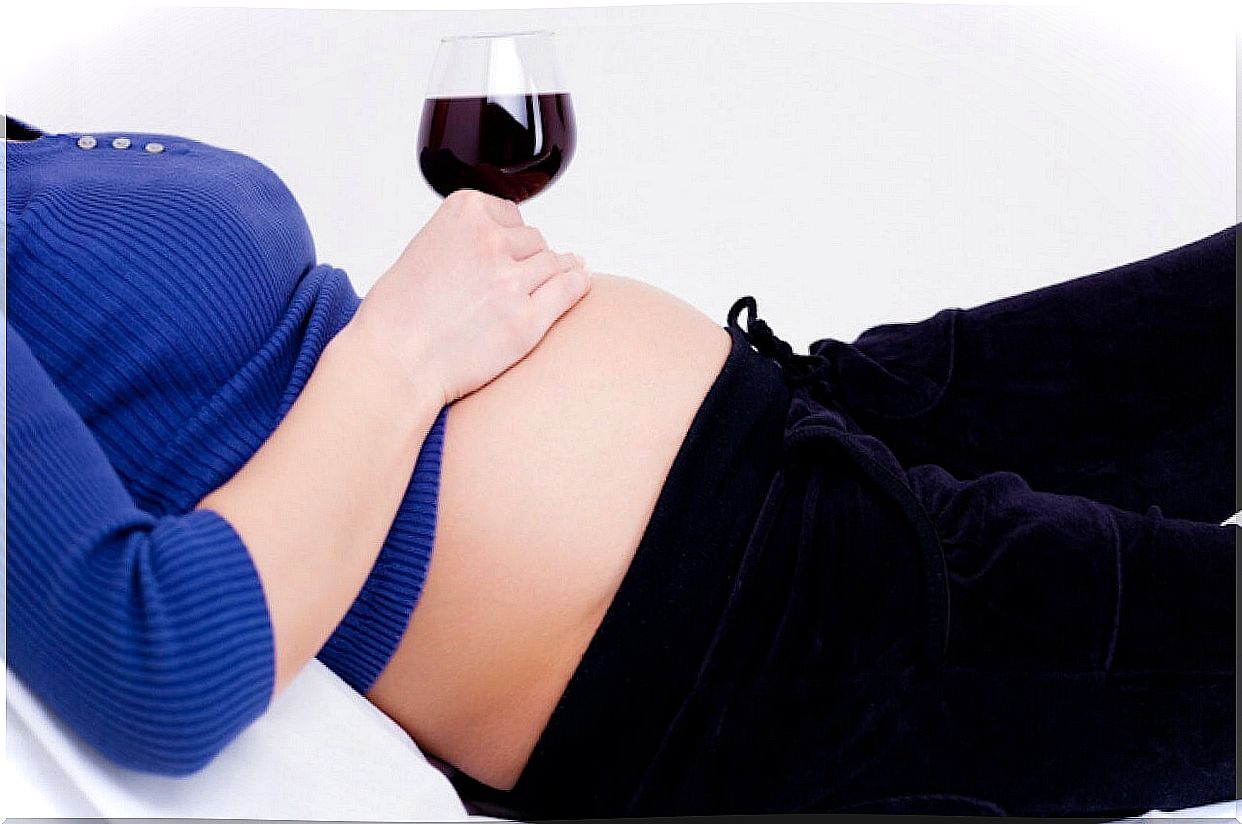 12 things that a pregnant woman should not do.