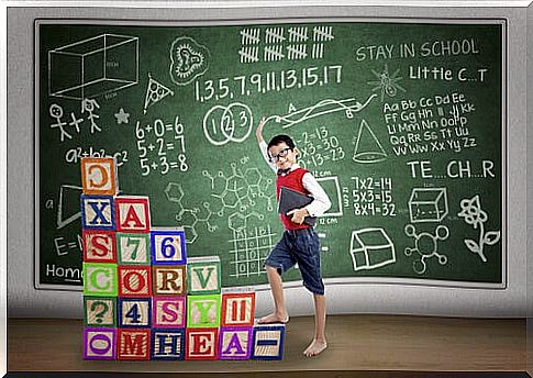 Child in front of a blackboard with many formulas for his meaningful learning.