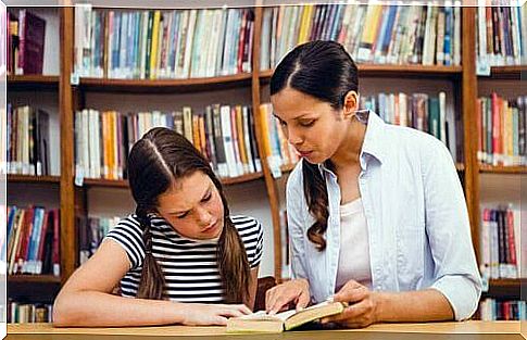 Student with her teacher in the meaningful learning process.