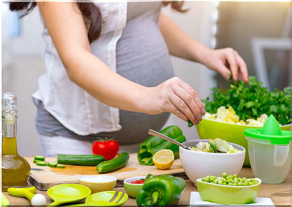 Basic food safety rules to avoid poisoning during pregnancy