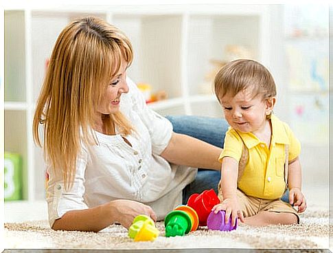 Playing with children is good to keep an eye on them and prevent them from sitting in the inverted tailor's posture.