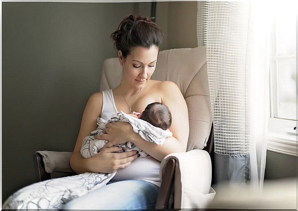 Mother breastfeeding her baby taking into account gene silencing.