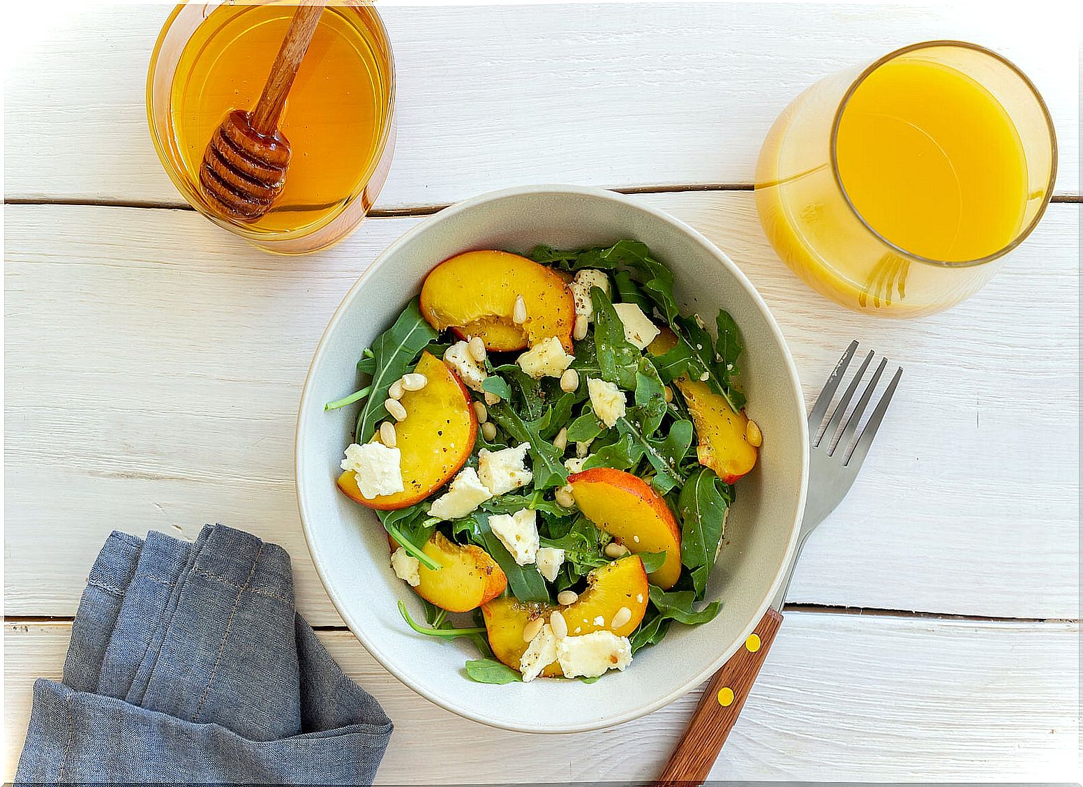 Arugula and peach salad, one of the recipes with summer fruit for children.