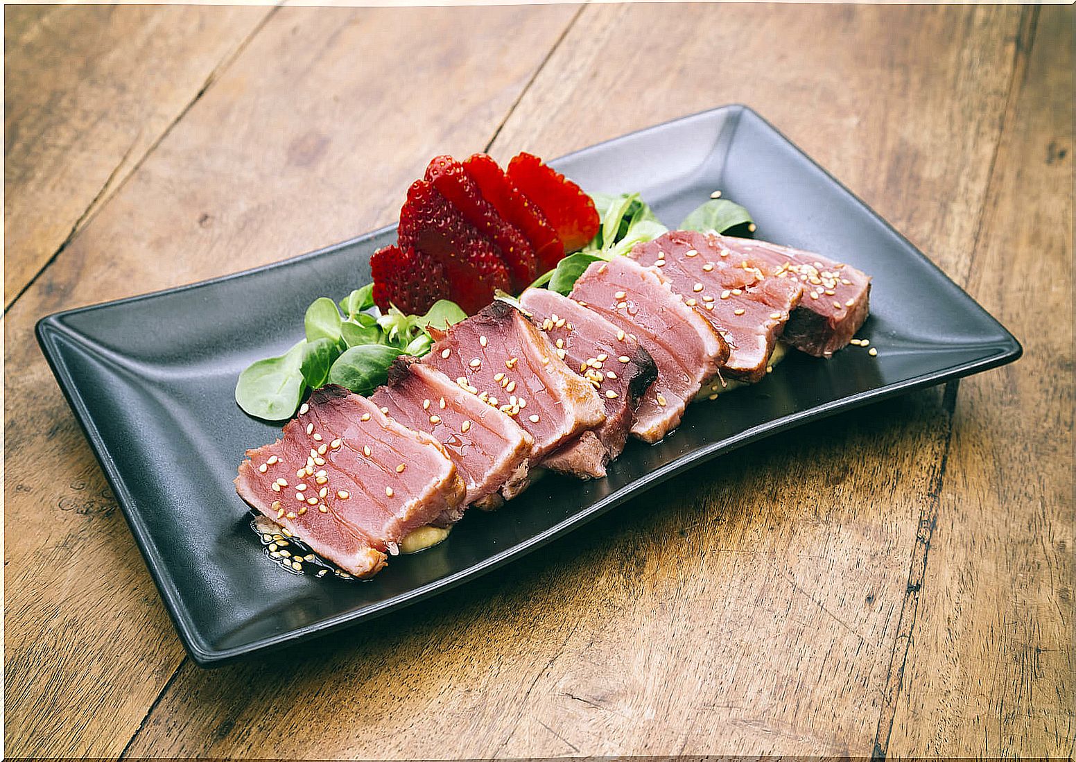 Tuna tataki with strawberries.