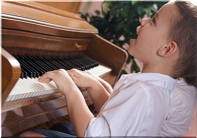 Boy-playing-piano