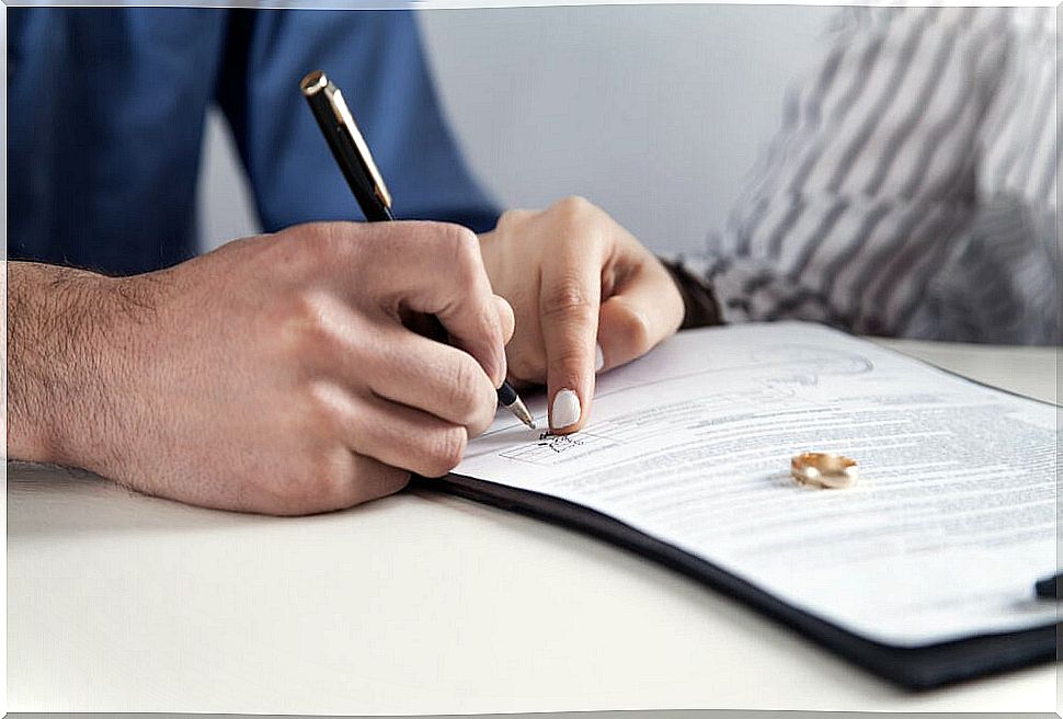 Couple signing the matrimonial regime in which they will be married.