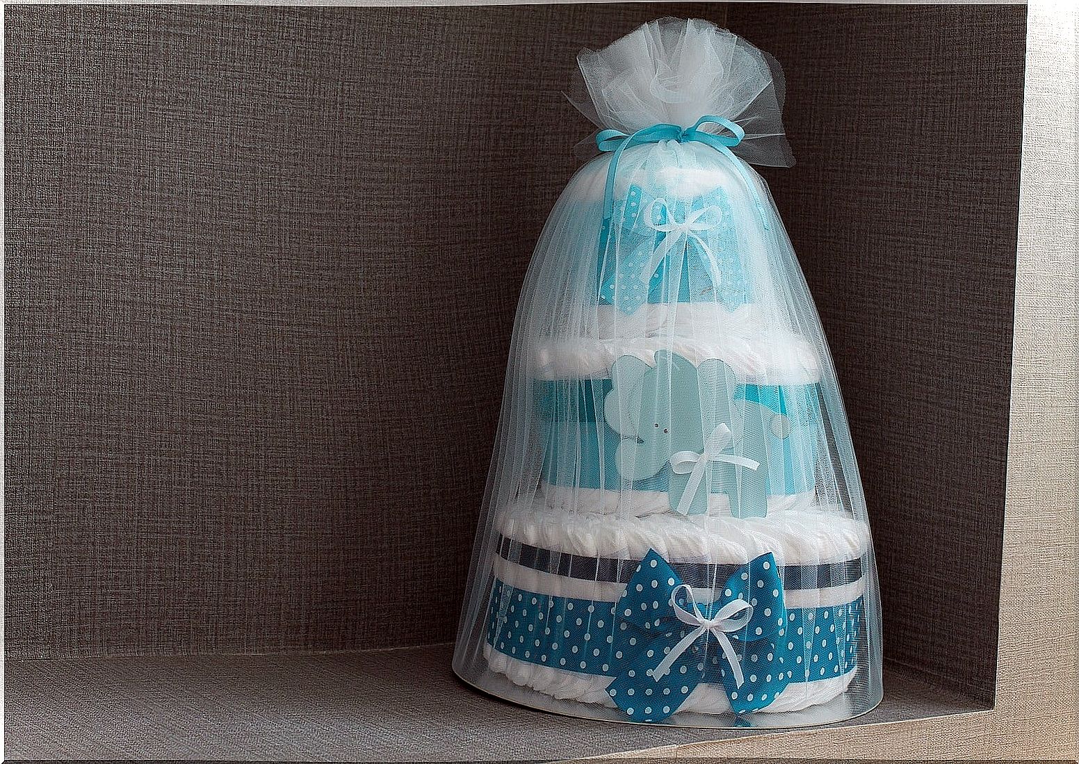 How to make a diaper cake: step by step