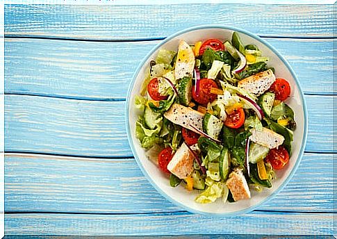 Salad is a great option for low-fat recipes for the first trimester of pregnancy.