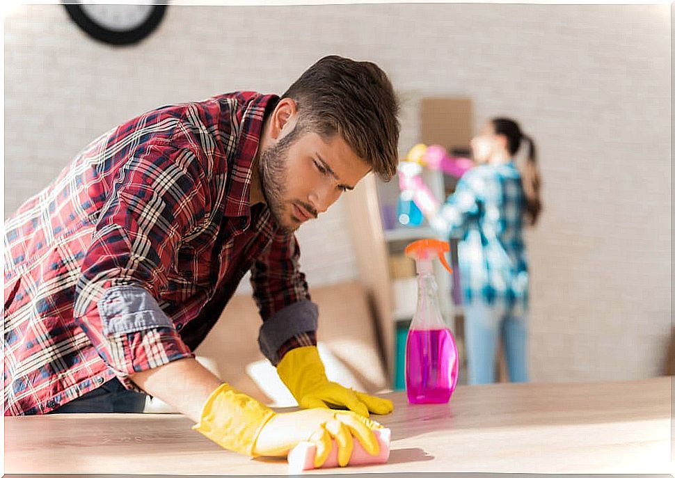 Couple cleaning the house together to reduce the mental burden of the woman.