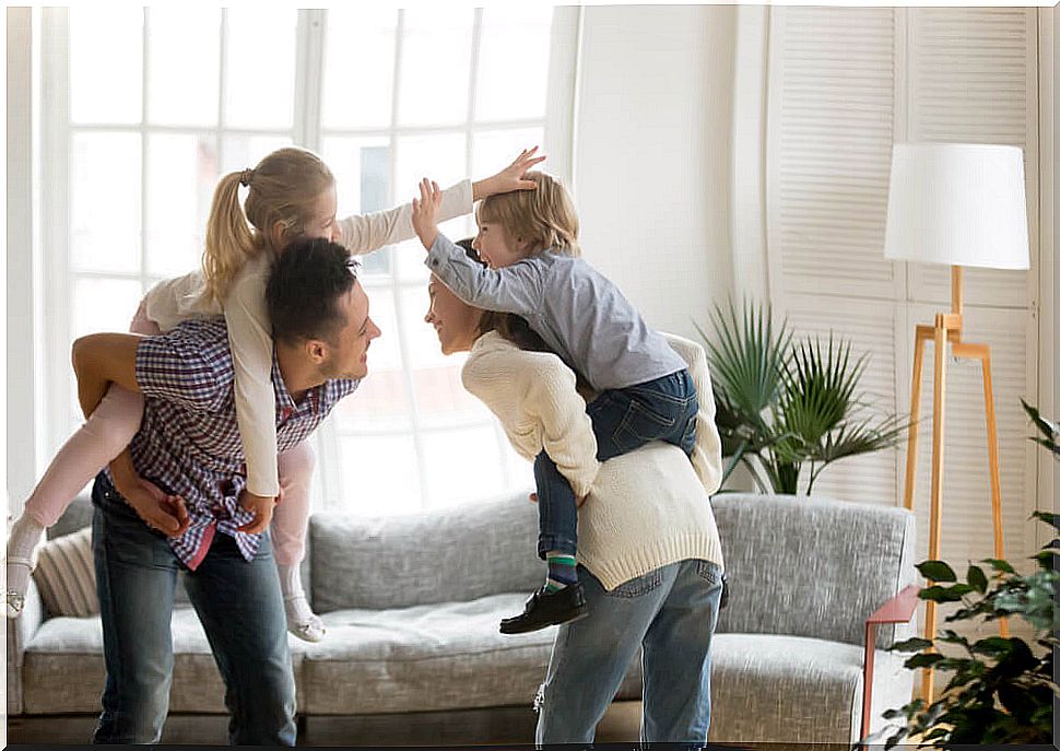 Father playing with his children during quarantine thanks to recycling at home.