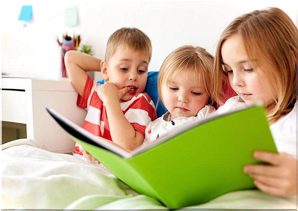 Children reading the book that won the El Barco de Vapor Award.