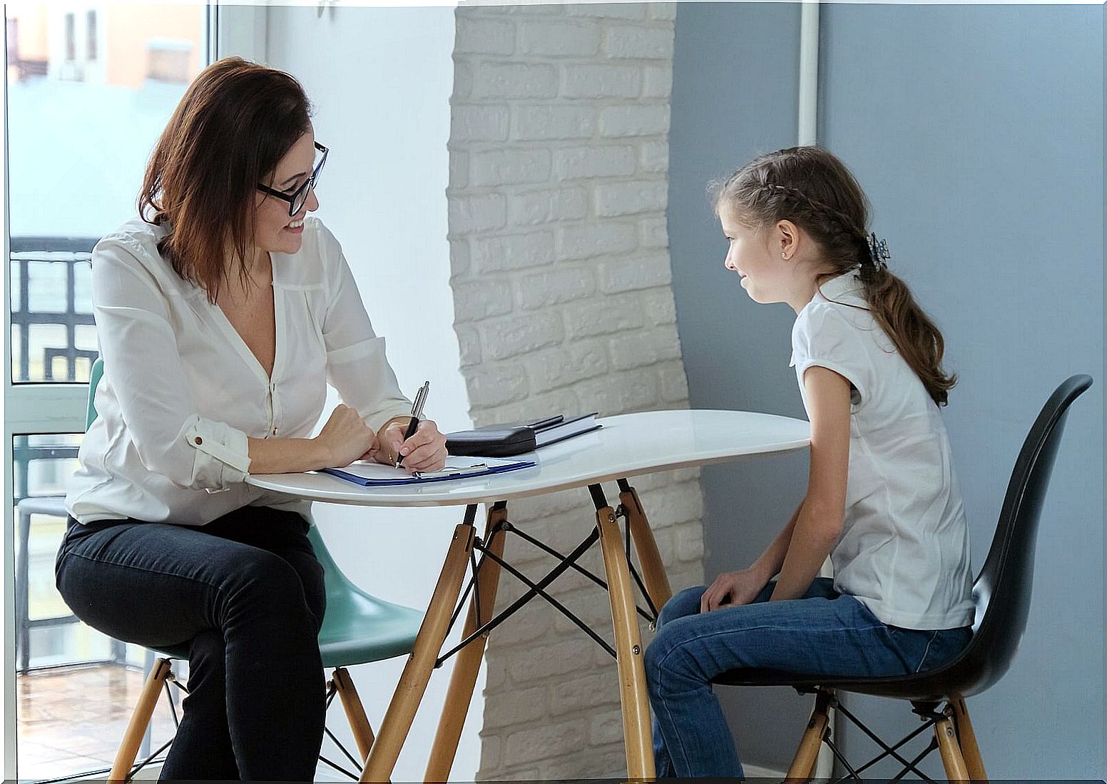 Girl in therapy with her psychologist.