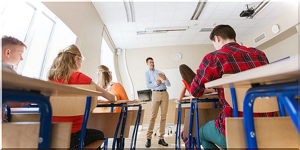 Lecturer teaching his students applying the TPACK model.