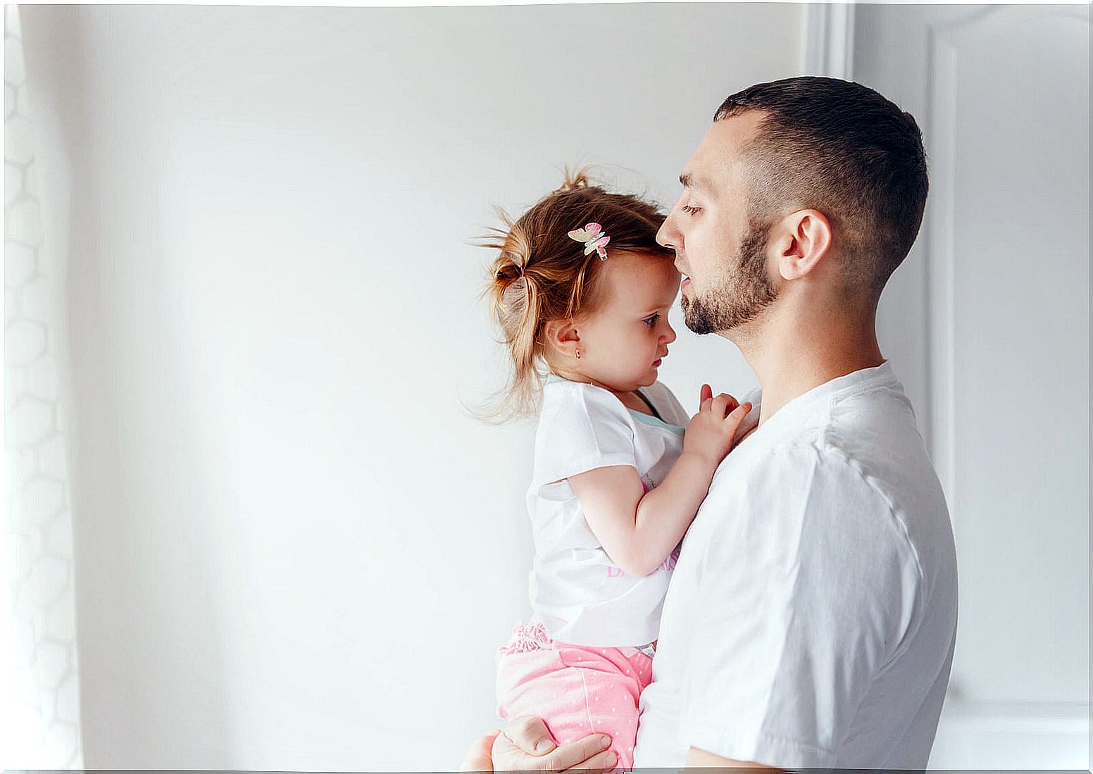 Father worried because his daughter does not repeat the words.